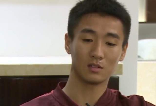 瓜迪奥拉在发布会上回应了批评曼城自满的言论，瓜迪奥拉表示，在他看来这支球队表现得非常好，没有任何自满的情绪，自满的也许是那些评论员。